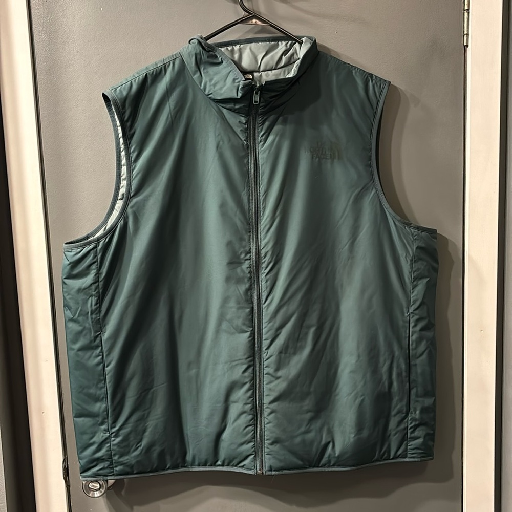 NWOT The North Face mens reversible vest. Size XXL
